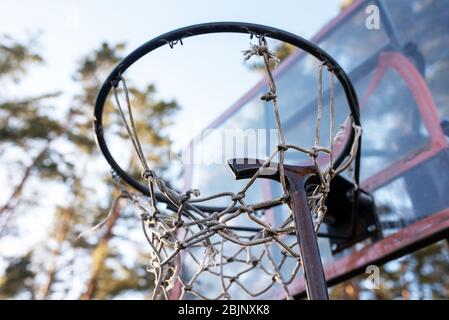 Bastone da passeggio su un cerchio di pallacanestro, sullo sfondo della natura. Foto Stock
