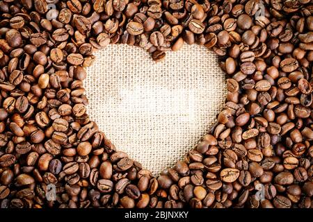 Preparazione dei chicchi di caffè. Sfondo con spazio di copia. Orizzontale. Messa a fuoco selettiva. Foto Stock