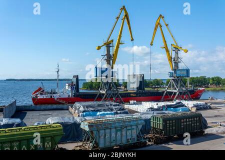 Vyborg, carico di fertilizzanti minerali su una nave da carico nel porto Foto Stock