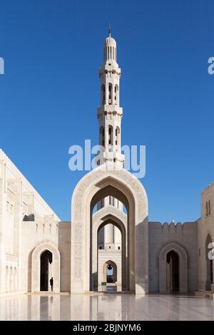 Minareto che torreggia sugli archi della Grande Moschea del Sultano Qaboos a Mascate, Oman Foto Stock