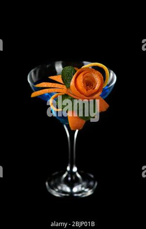 Arte in scultura di frutta arancione. Come fare per creare un disegno di contorno di agrumi per una bevanda. Foto Stock