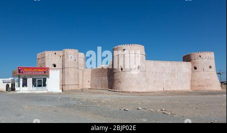 Forte a Barka, Oman, con negozio di sartoria Ladies accanto ad esso Foto Stock