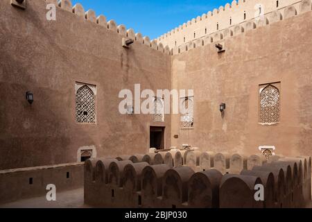 Cortile interno del castello di al Hazm in Oman Foto Stock