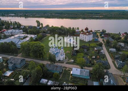 Antichi templi di Kargopol nel paesaggio urbano all'inizio di agosto mattina. Regione di Arkhangelsk, Russia Foto Stock