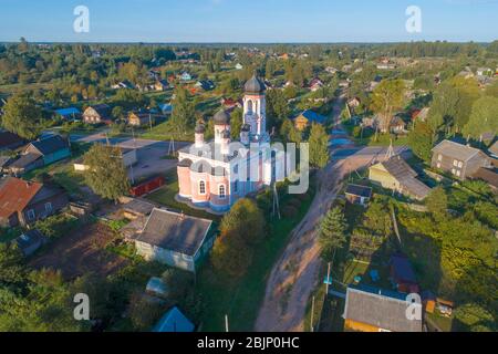 Antica Chiesa della Trinità in una mattina di agosto soleggiata (fotografia aerea). Kresttsy. Regione di Novgorod, Russia Foto Stock