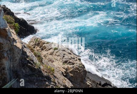 Bella immagine di onde oceaniche che rotolano e rompendo su scogliere e rocce Sharp Foto Stock