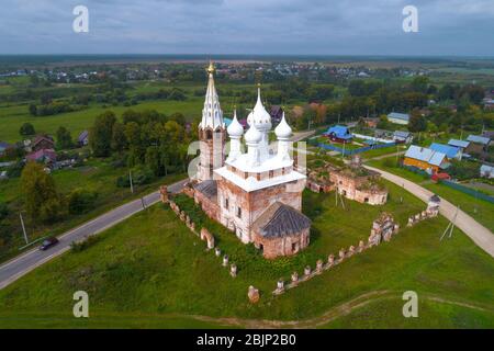 Chiesa di intercessione in un paesaggio rurale in una giornata nuvolosa di settembre (sparato in quadrocopter). Il villaggio di Dunilovo. Regione di Ivanovo, Russia Foto Stock