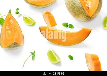 Tagliate a fette di melone maturo su sfondo bianco Foto Stock