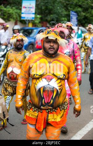 Pulikkali tiger o esecutori di danza dalle strade di thrissur ,kerala,l'india durante la celebrazione onam Foto Stock