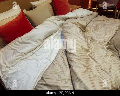 letto in camera da letto senza persone come sfondo Foto Stock