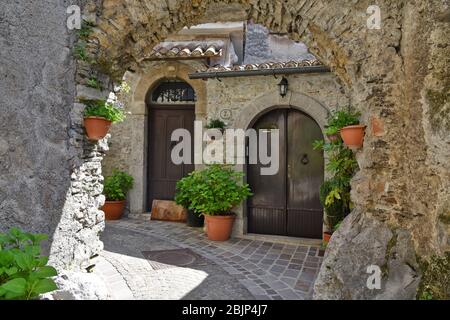 Una stradina tra le case del paese di Polla in provincia di Salerno Foto Stock