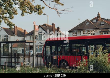 Londra, UK - 22 aprile 2020: Autobus 299 per Winchmore Hill a una fermata di Palmers Green, un'area suburbana nel London Borough of Enfield a North Londo Foto Stock