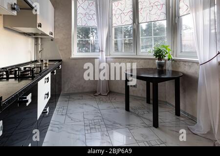 casa moderna accogliente cucina luminosa, design degli interni elegante Foto Stock