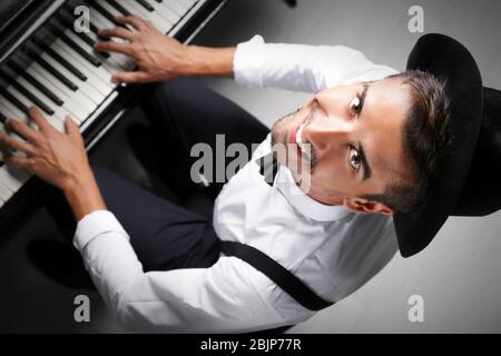 Giovane che suona il pianoforte, vista dall'alto Foto Stock