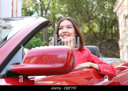 Bella giovane donna in cabriolet all'aperto Foto Stock