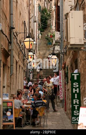 Dubrovnik offre una vasta gamma di ristoranti. Dalle piccole scale alle terrazze della strada e ai ristoranti di alta qualità Foto Stock