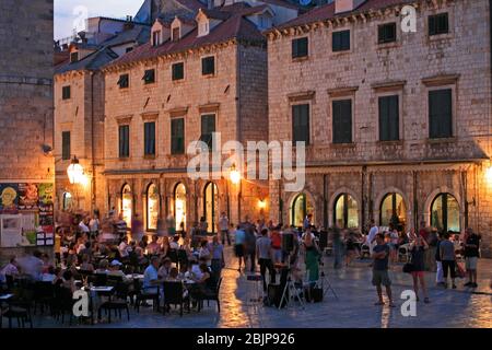 Dubrovnik offre una vasta gamma di ristoranti. Dalle piccole scale alle terrazze della strada e ai ristoranti di alta qualità Foto Stock