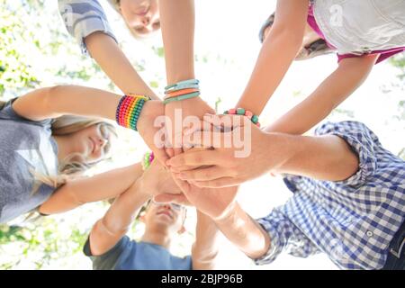 Adolescenti che tengono le mani all'aperto Foto Stock