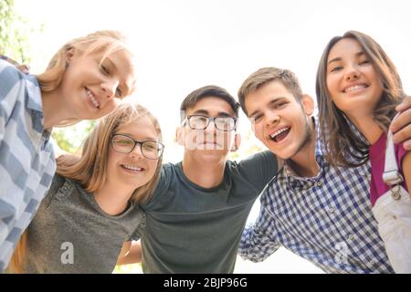 I ragazzi felici abbracciano all'aperto Foto Stock