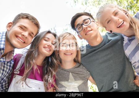 Felice adolescenti all'aperto Foto Stock