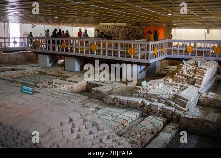 Interno del Tempio di Maya Devi, Lumbini, Nepal. Lumbini è uno dei siti spirituali più buddisti al mondo e il luogo di nascita di Siddhartha Gautama, il fondatore del buddismo. La zona monastica Lumbini ha un certo numero di monasteri e templi costruiti da organizzazioni buddiste di vari paesi, sono stati completati o sono ancora in costruzione. Lumbini è stato reso Patrimonio dell'Umanità dall'UNESCO nel 1997. Foto Stock