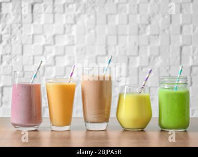 Diversi milkshake in vetreria su tavola Foto Stock