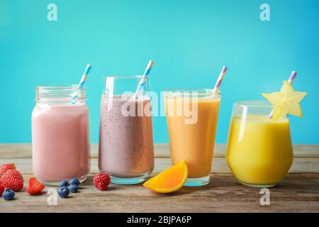 Diversi milkshake in vetreria su tavola Foto Stock