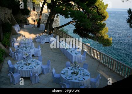 Dubrovnik offre una vasta gamma di ristoranti. Dalle piccole scale alle terrazze della strada e ai ristoranti di alta qualità Foto Stock