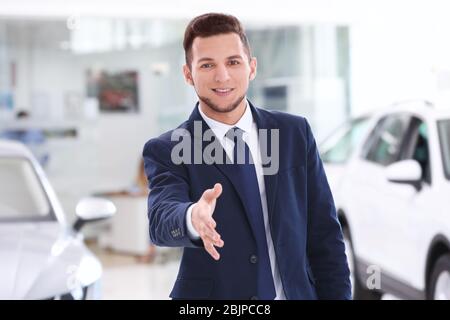 Venditore di automobili in concessionaria Foto Stock