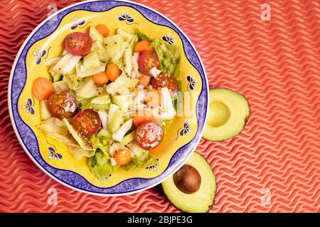 insalata di lattuga e pomodoro con avocado. cibo vegano Foto Stock