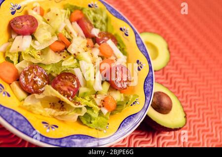 insalata di lattuga e pomodoro con avocado. cibo vegano Foto Stock