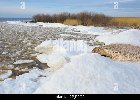 Giorno di marzo sul lago Ladoga. Regione di Leningrado, Russia Foto Stock