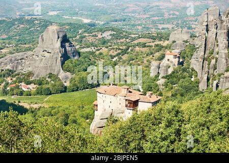 Monasteri di Rousanou e di Agios Nikolaos sulle scogliere a Meteora, Tessaglia, Grecia - paesaggio greco Foto Stock
