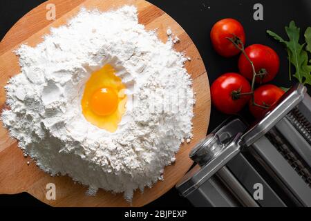 Concetto di cucina casalinga pasta biologica fatta in casa su sfondo nero con spazio per le copie Foto Stock