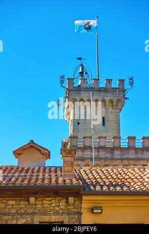 Bandiera nazionale di San Marino in cima al municipio (Palazzo pubblico), San Marino Foto Stock