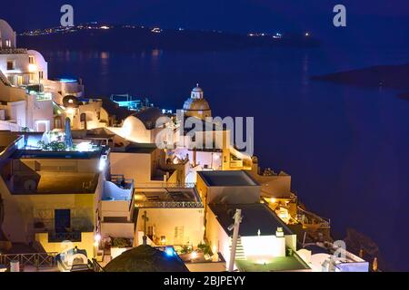 Thira città a Santorini Island di notte, Grecia Foto Stock