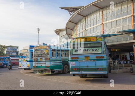 NEBOMBO, SRI LANKA - 03 DICEMBRE 2020: Autobus Intercity alla stazione degli autobus di Negombo Foto Stock