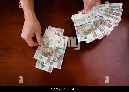 Conteggio del denaro nelle banconote PLN 500 Foto Stock