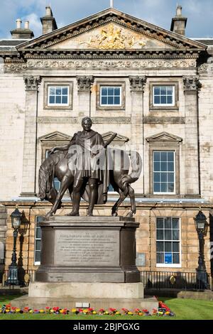 Statua di Giovanni speranza, IV conte di Hopetoun, di fronte alla Dundas House, ora la Royal Bank of Scotland, St Andrews Square, Edimburgo, Scozia, Regno Unito Foto Stock