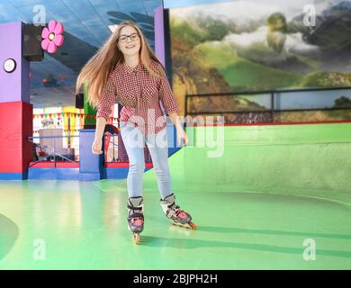 Ragazza adolescente affascinante a pista di pattinaggio a rulli Foto Stock