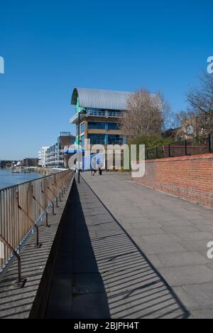 Thames Wharf Studios, Hammersmith, Londra W6 9HA. Tetto progettato da Lifschutz Davidson Sandilands 1991 RSHP Richard Rogers Foto Stock