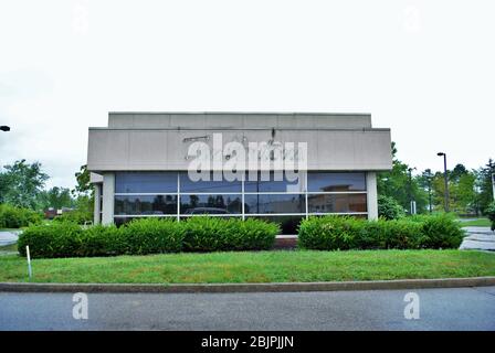 Chiuso il bar abbandonato fast food ristorante che chiuso per mancanza di lavoro Foto Stock