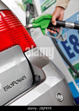 Ethanol E85 (alcol) è in corso di rifornimento in Saab 95 BioPower autovetture presso la stazione di benzina che offre verde, ecologico, energia, carburante a Mlada Bole Foto Stock