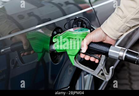 Ethanol E85 (alcol) è in corso di rifornimento in Saab 95 BioPower autovetture presso la stazione di benzina che offre verde, ecologico, energia, carburante a Mlada Bole Foto Stock