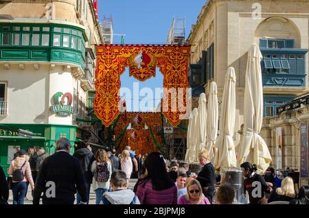 Valleta Malta 8 febbraio 2020: Folla in strada per la festa del naufragio di San Paolo con striscioni colorati Foto Stock