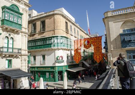 Valleta Malta 8 febbraio 2020: Folle in strada per la festa del naufragio di San Paolo con striscioni colorati Foto Stock
