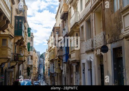 Valleta Malta 8 febbraio 2020: Ripida strada laterale della Valletta con ripida collina Foto Stock