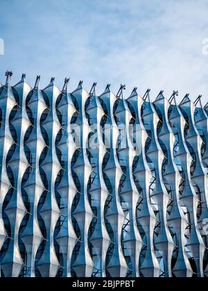 Ambasciata DEGLI STATI UNITI, Londra. Vista astratta del rivestimento esterno che circonda la nuova Ambasciata degli Stati Uniti nella zona di Nine Elms di Wandsworth. Foto Stock