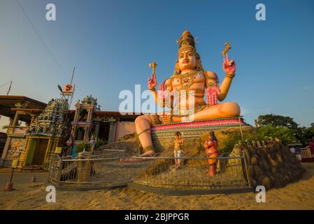 TRINCOMALI, SRI LANKA - 09 DICEMBRE 2020: Scultura gigante di Shiva presso l'antico tempio indù Konesharm Kovil in una serata soleggiata Foto Stock