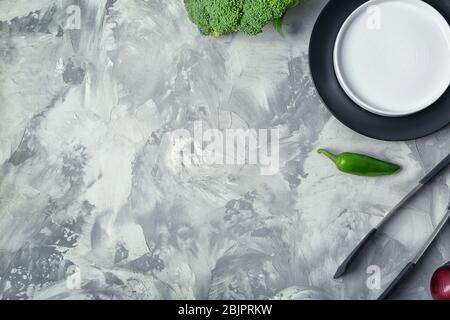 Verdure fresche e utensili da cucina su sfondo chiaro Foto Stock